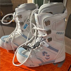 ThirtyTwo Women's White and Blue SnowBoard Boots (NWT) Size 7 🏂